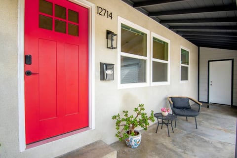 Chic 3BR Getaway + Hot Tub Near Universal Studios