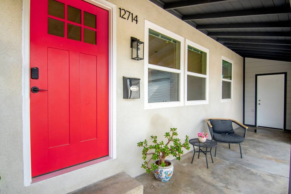 Chic 3BR Getaway + Hot Tub Near Universal Studios - Los Angeles