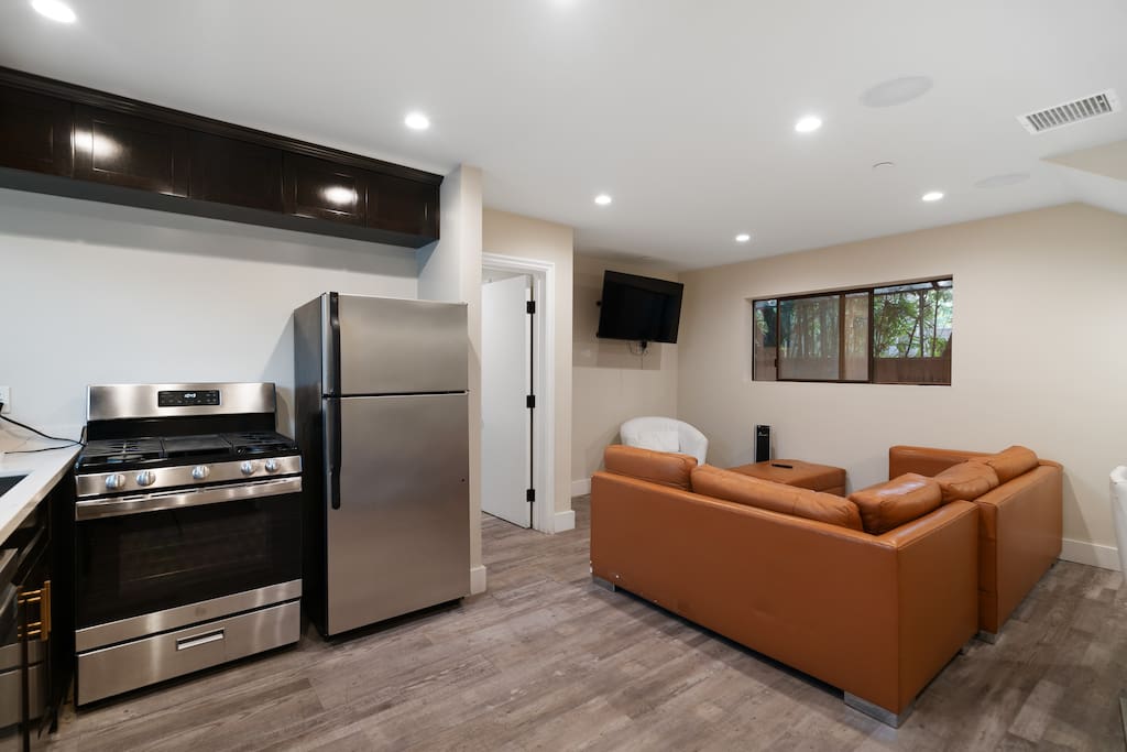 Stylish 2BDR Back House with Yard  LA Hancock Park