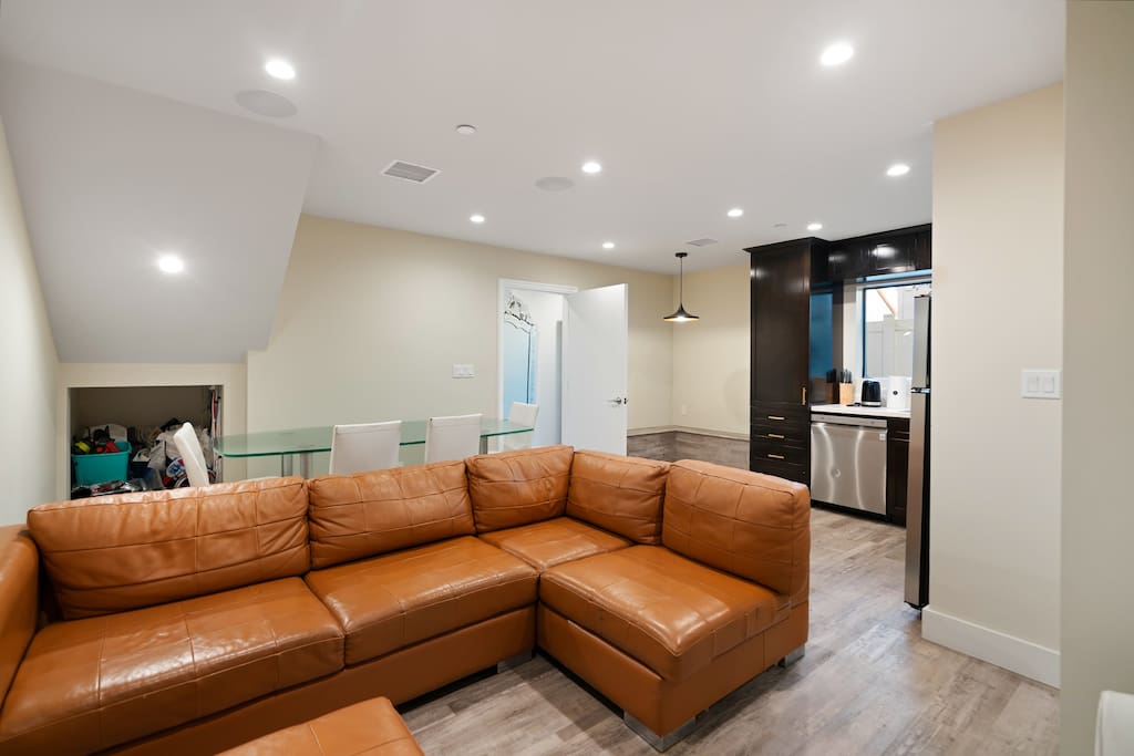 Stylish 2BDR Back House with Yard  LA Hancock Park
