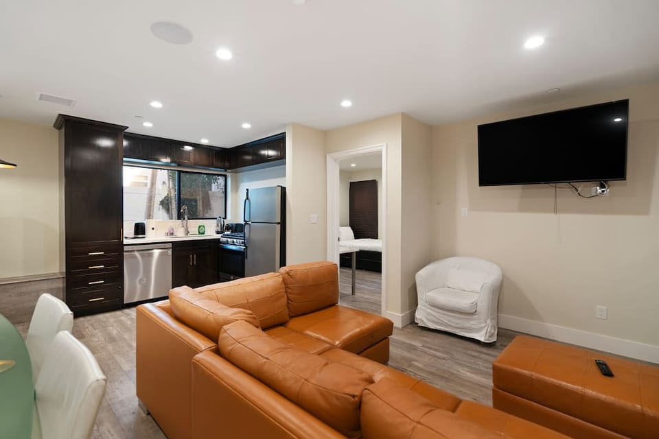 Casa Trasera Estilosa de 2 Habitaciones con Jardín en LA Hancock Park - Los Angeles
