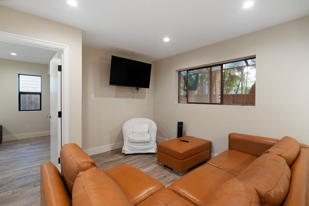 Stylish 2BDR Back House with Yard  LA Hancock Park
