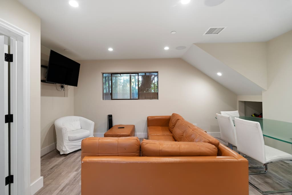 Stylish 2BDR Back House with Yard  LA Hancock Park