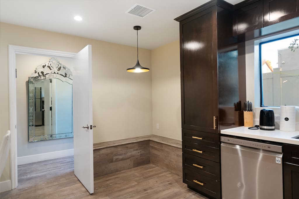 Stylish 2BDR Back House with Yard  LA Hancock Park