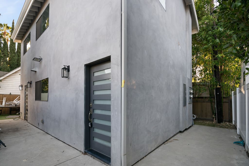 Stylish 2BDR Back House with Yard  LA Hancock Park