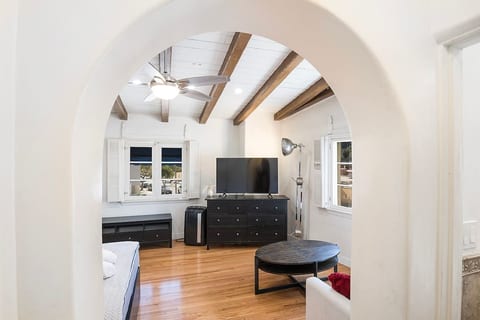 Beverly Hills Studio Retreat with Full Kitchen