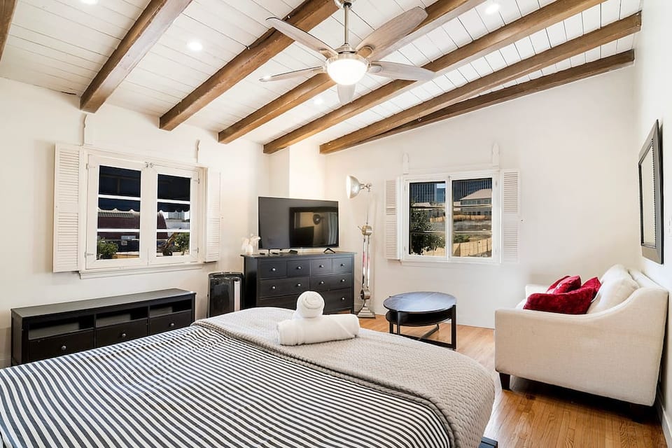 Beverly Hills Studio Retreat with Full Kitchen - Beverly Hills