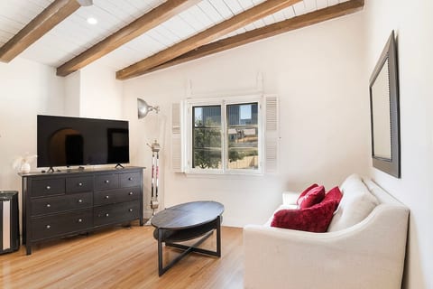 Beverly Hills Studio Retreat with Full Kitchen