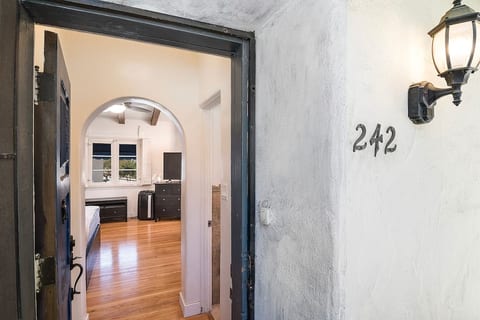 Beverly Hills Studio Retreat with Full Kitchen