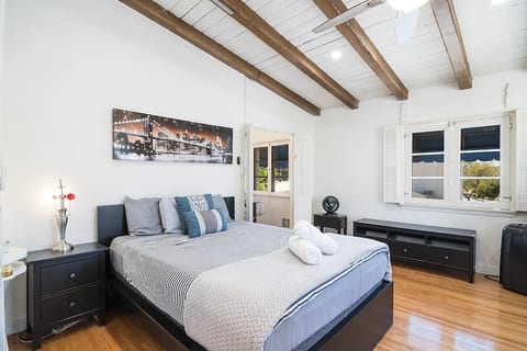 Beverly Hills Studio Retreat with Full Kitchen