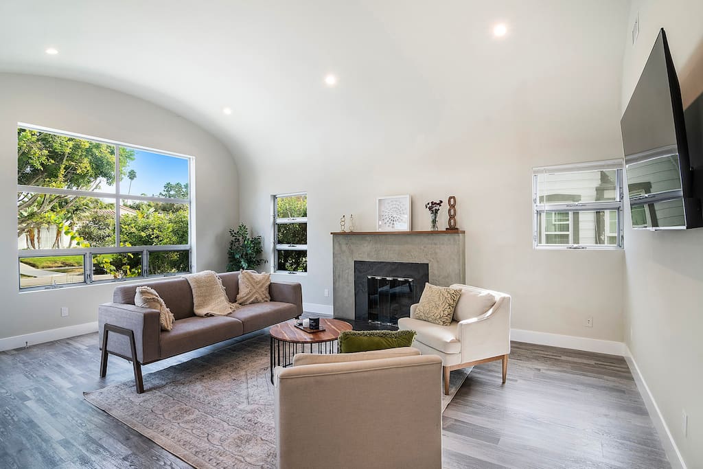 Stylish 4BR Home Prime Location Hancock Park