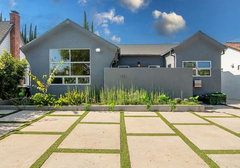 Stylish 4BR Home Prime Location Hancock Park