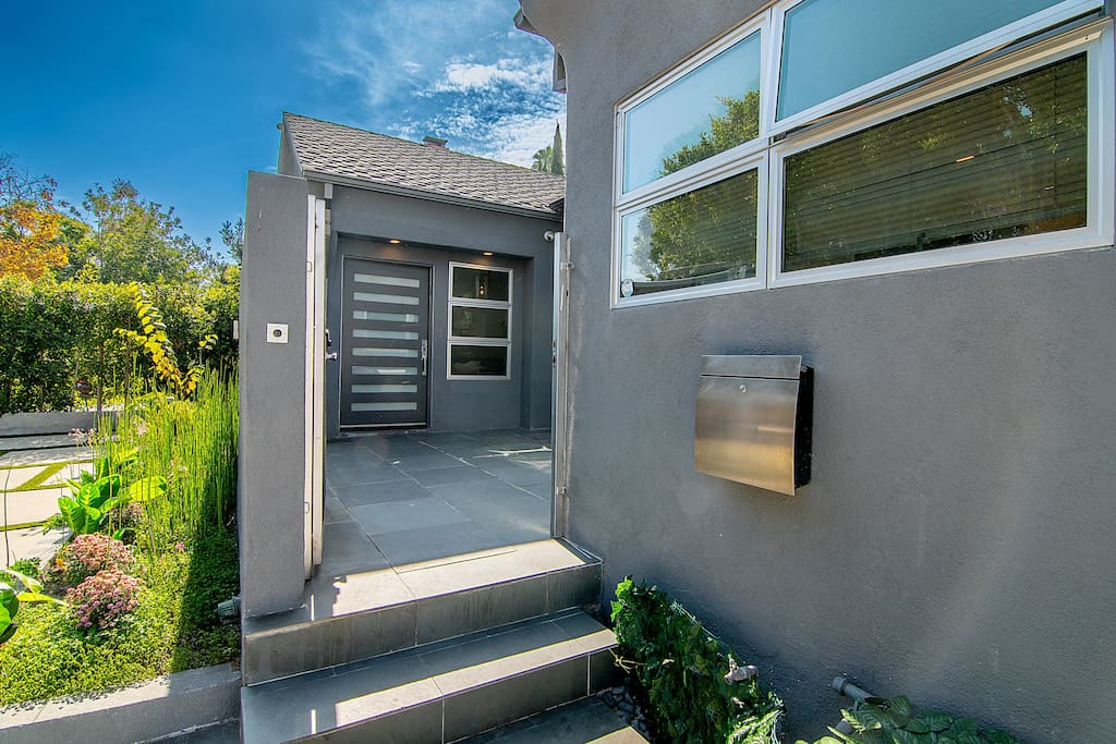 Stylish 4BR Home Prime Location Hancock Park