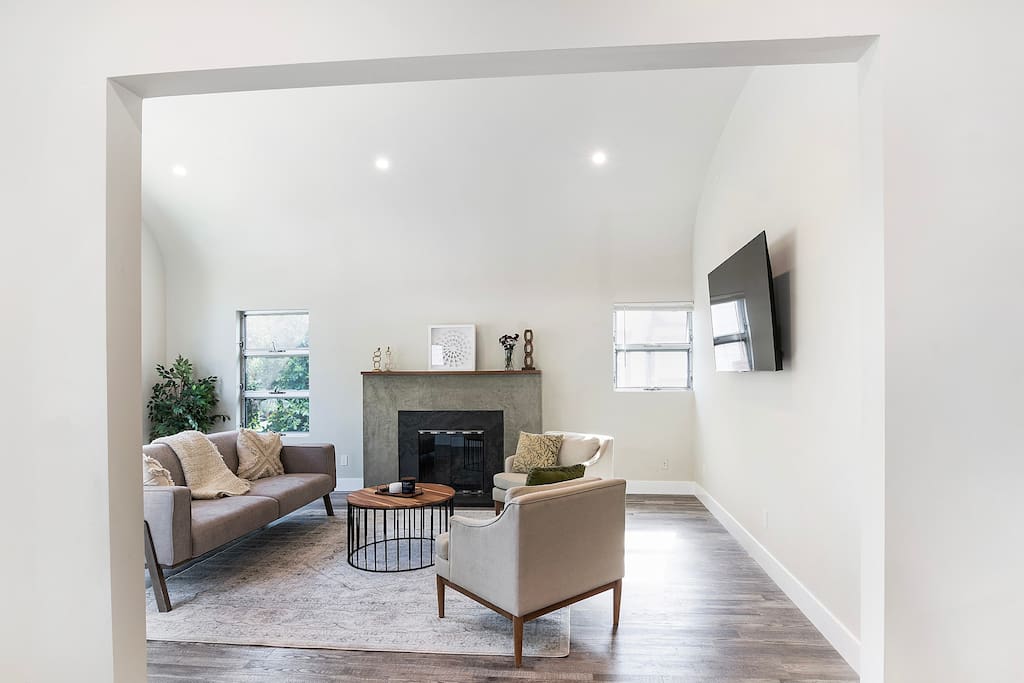 Stylish 4BR Home Prime Location Hancock Park