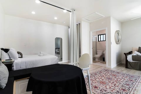 Modern Studio Suite w/ Kitchen by Miracle Mile
