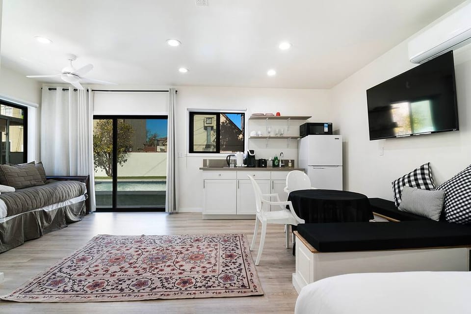 Modern Studio Suite w/ Kitchen by Miracle Mile - Los Angeles