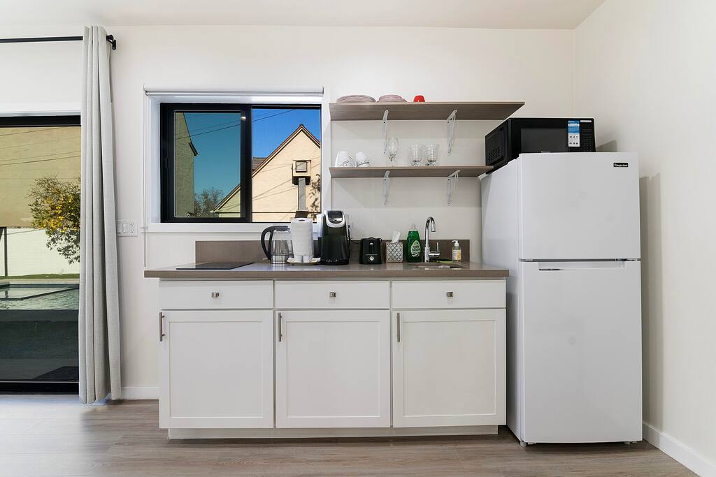 Modern Studio Suite w/ Kitchen by Miracle Mile