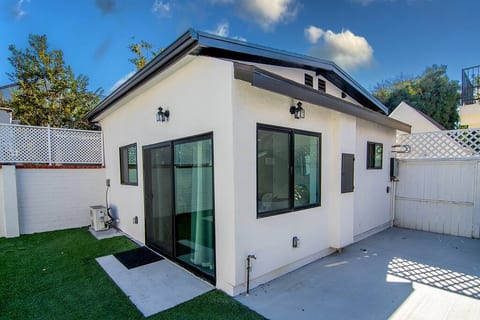 Modern Studio Suite w/ Kitchen by Miracle Mile