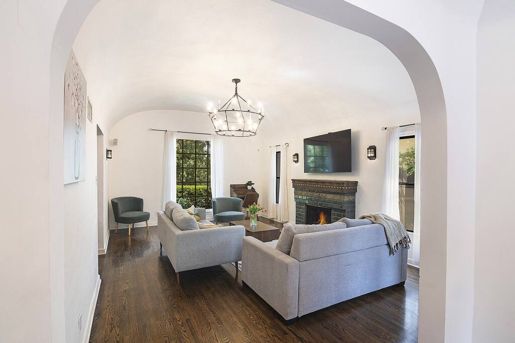 beautiful-3br-home-wpool-and-jacuzzi-prime-la-stay/