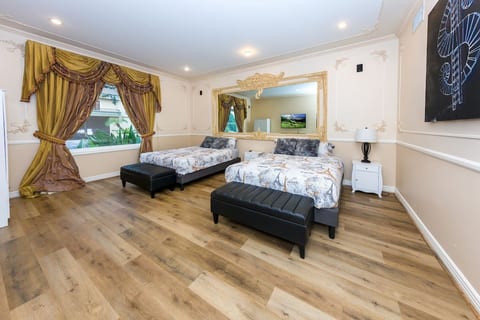 Cozy 2BR w/Kitchenette & Dining  Beverly Hills