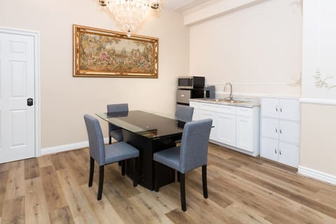 Cozy 2BR w/Kitchenette & Dining  Beverly Hills