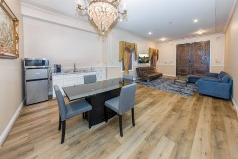 Cozy 2BR w/Kitchenette & Dining  Beverly Hills