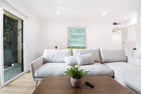 2BR + Bonus Room, Pool Access, Near Universal
