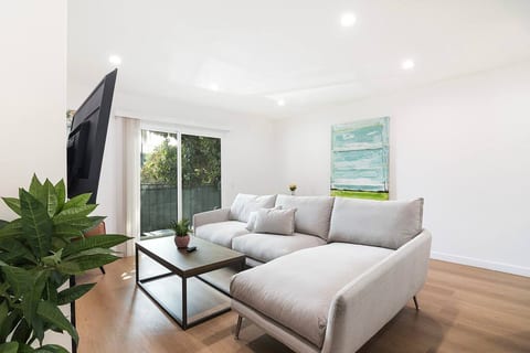 2BR + Bonus Room, Pool Access, Near Universal