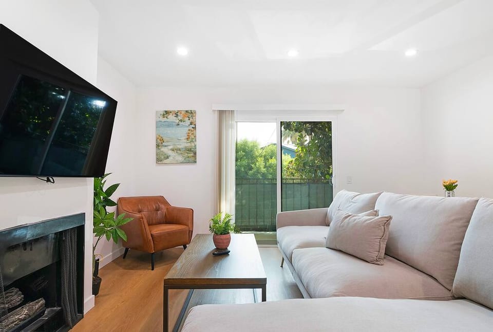 2BR + Bonus Room, Pool Access, Near Universal - Los Angeles
