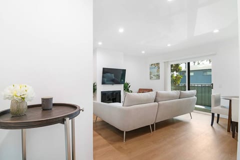 2BR + Bonus Room, Pool Access, Near Universal