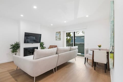 2BR + Bonus Room, Pool Access, Near Universal