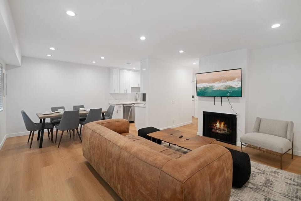 2BR + Bonus Room w/Pool Access Near Universal's - Los Angeles
