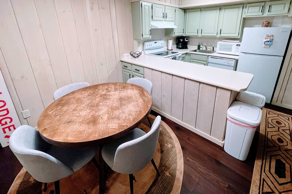 2BD 1BA | Mount Snow VT | Ski-Back Trail | Shuttle