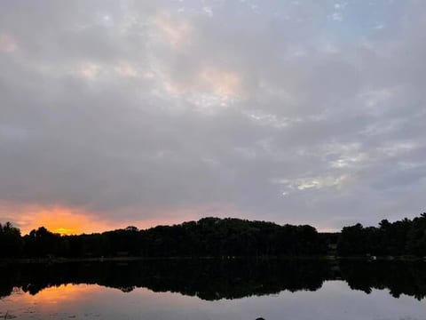 Tranquil 2 Bedroom Getaway on Private Lake