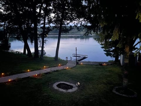 Private Lakefront Cottage with Beautiful Views!