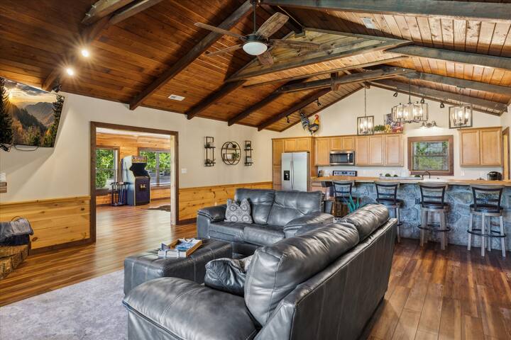 private-15-acres-w-pond-hot-tub-game-room/