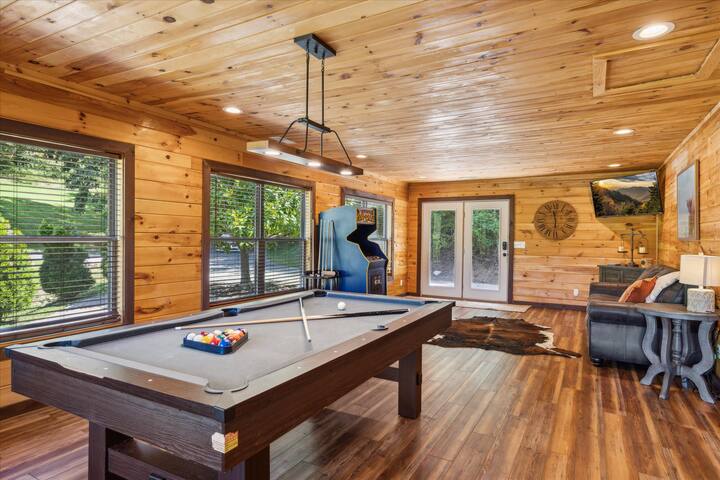 private-15-acres-w-pond-hot-tub-game-room/