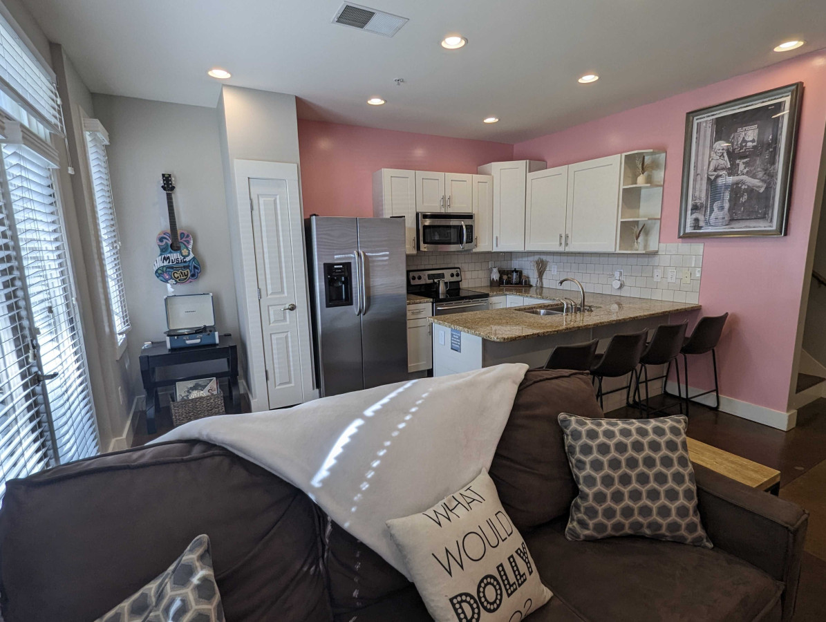 dolly-would!-luxorparkingorking-bedsornear-music-row/