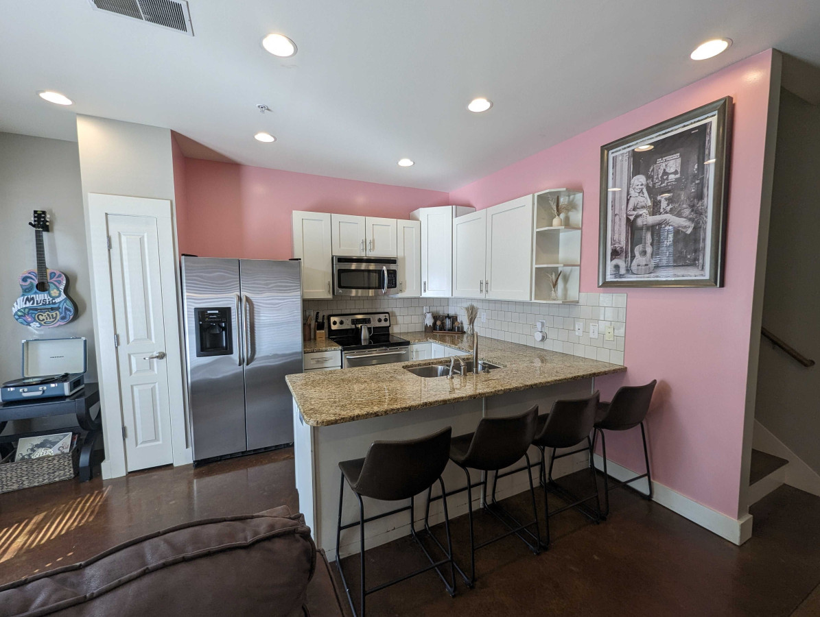 dolly-would!-luxorparkingorking-bedsornear-music-row/