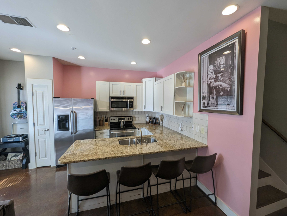 dolly-would!-luxorparkingorking-bedsornear-music-row/