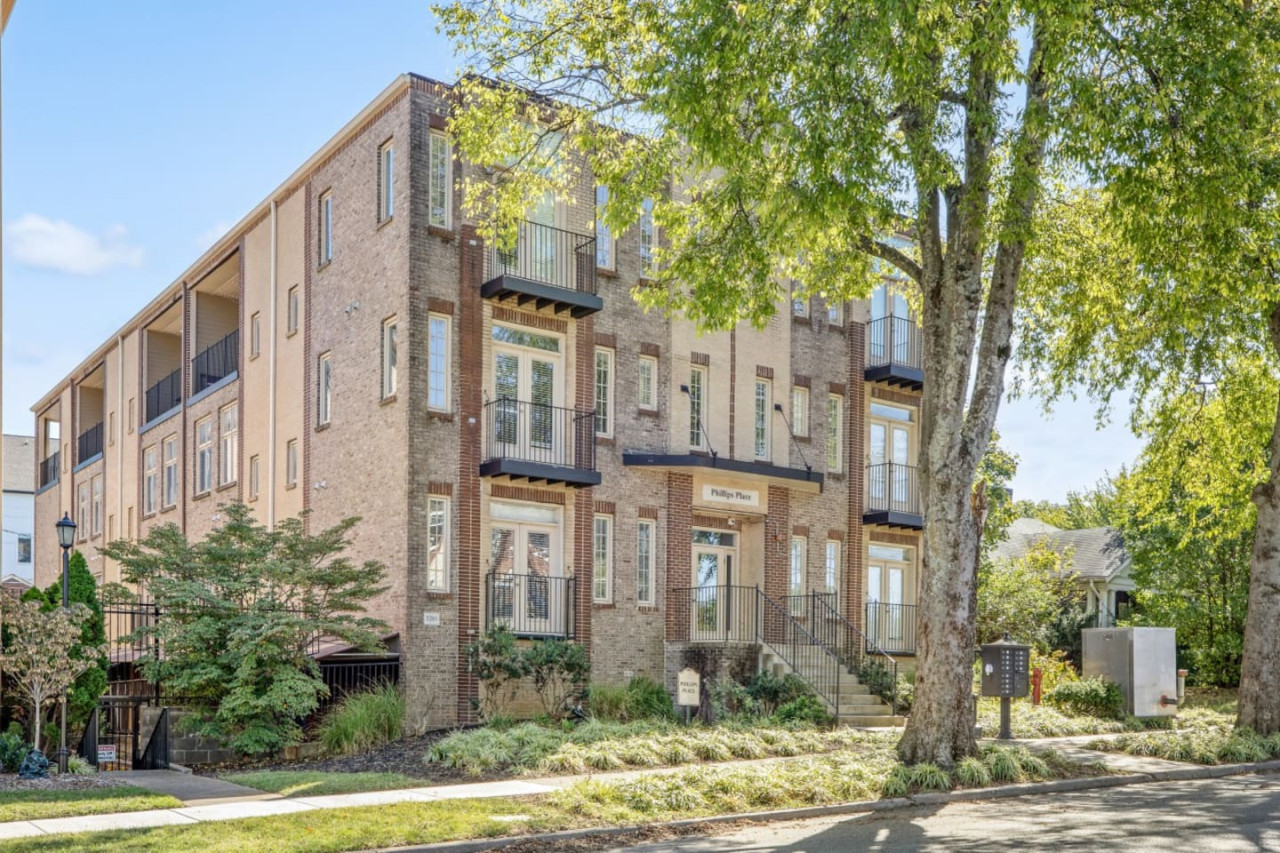 dolly-would!-luxorparkingorking-bedsornear-music-row/