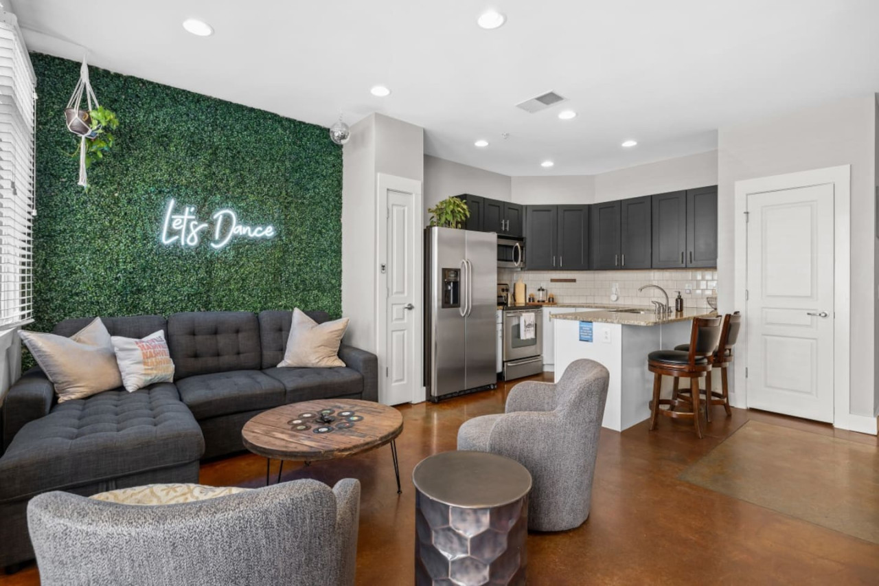 the-celebrity-free-parking-central-vanderbilt/