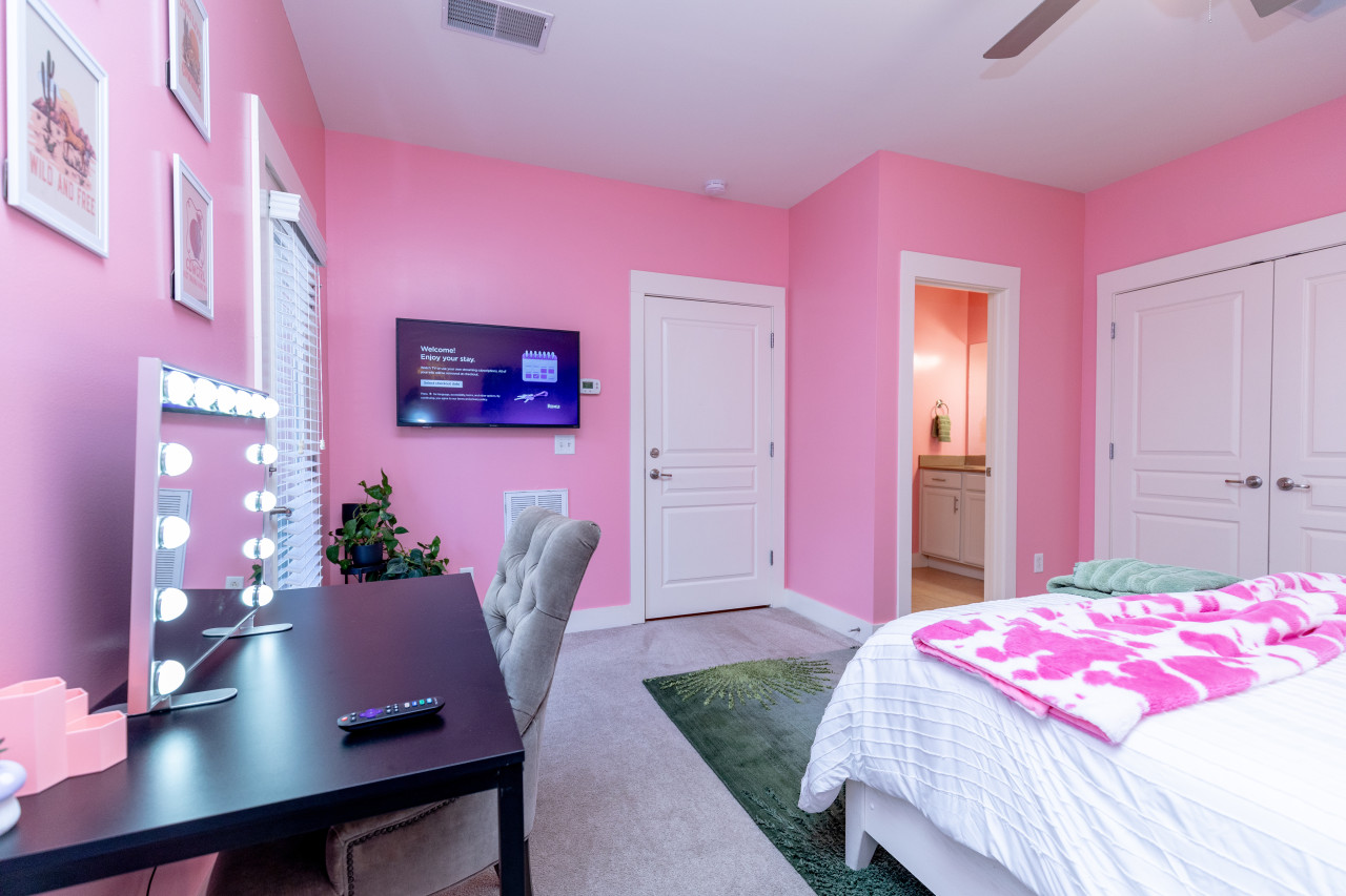 Queen Bed in Master Bedroom with Make-up Desk and En-Suite Bathroom