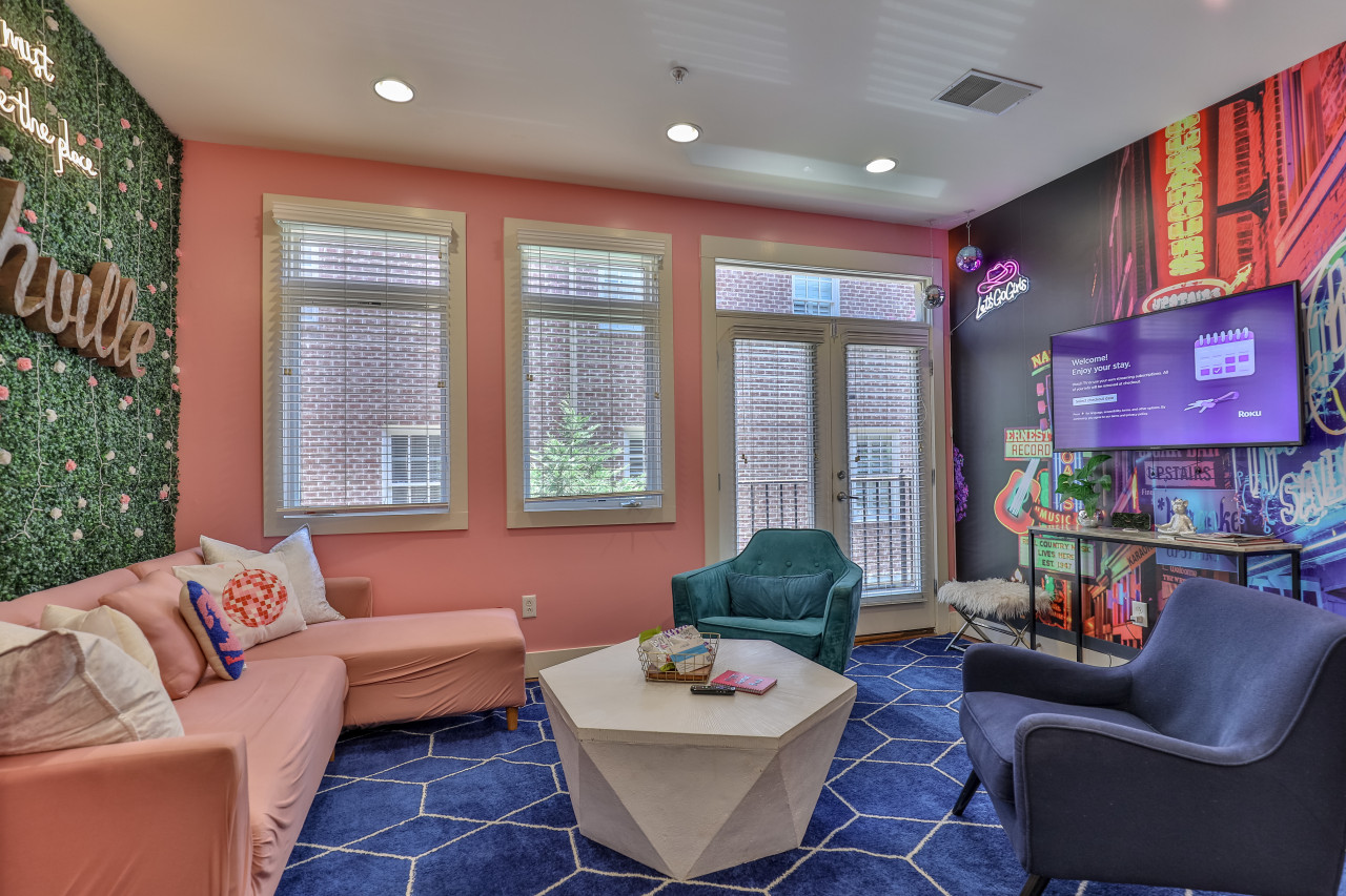 Spacious Living Room with Smart Tv and Board Games to Hang out with family and friends!