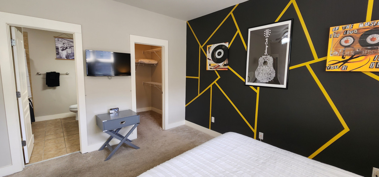 Second Bedroom with 2 Queen Beds and En-Suite Bathroom, Smart TV, Closet