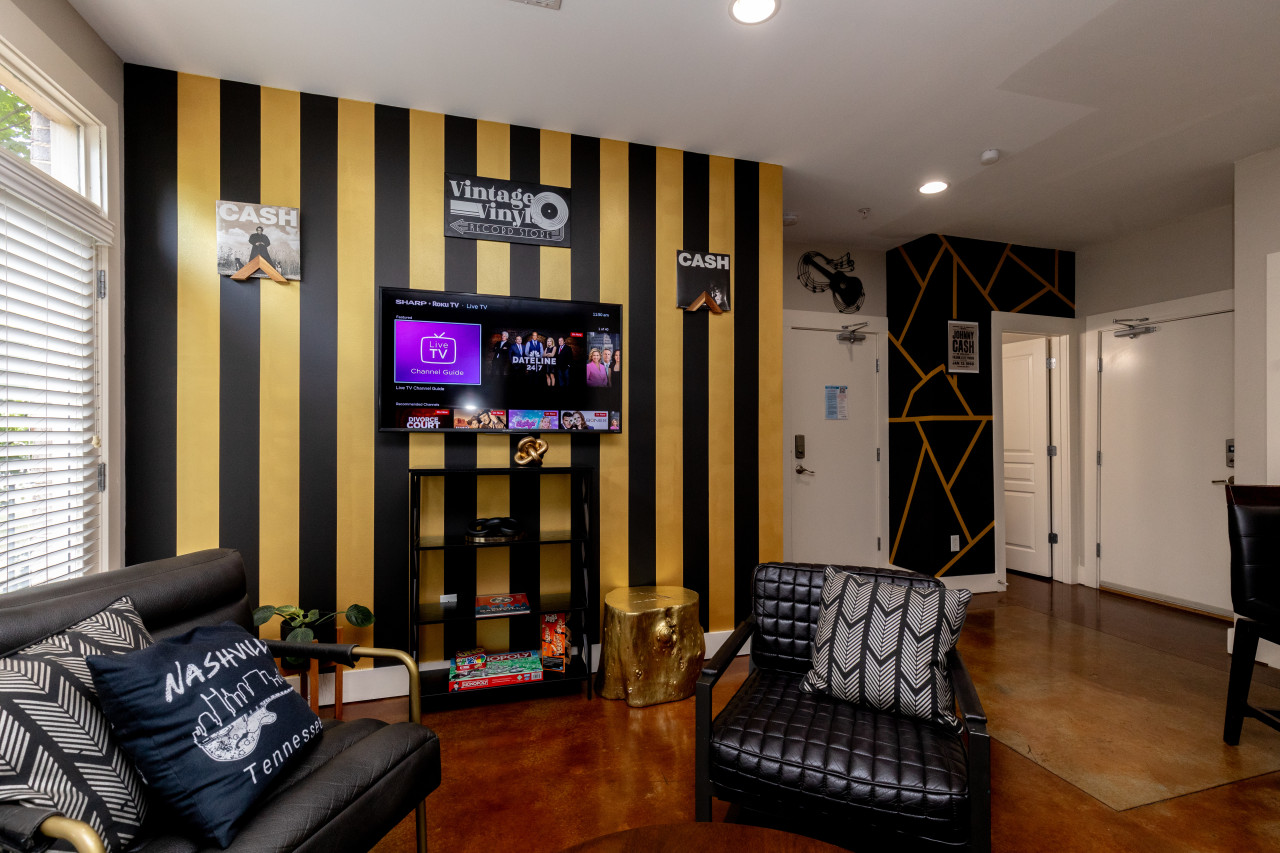 cashville-near-music-row-private-balcony*/