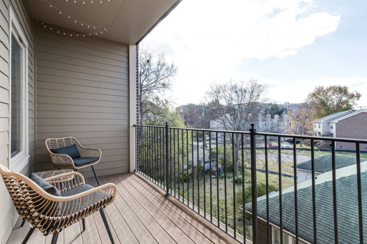 cashville-near-music-row-private-balcony*/