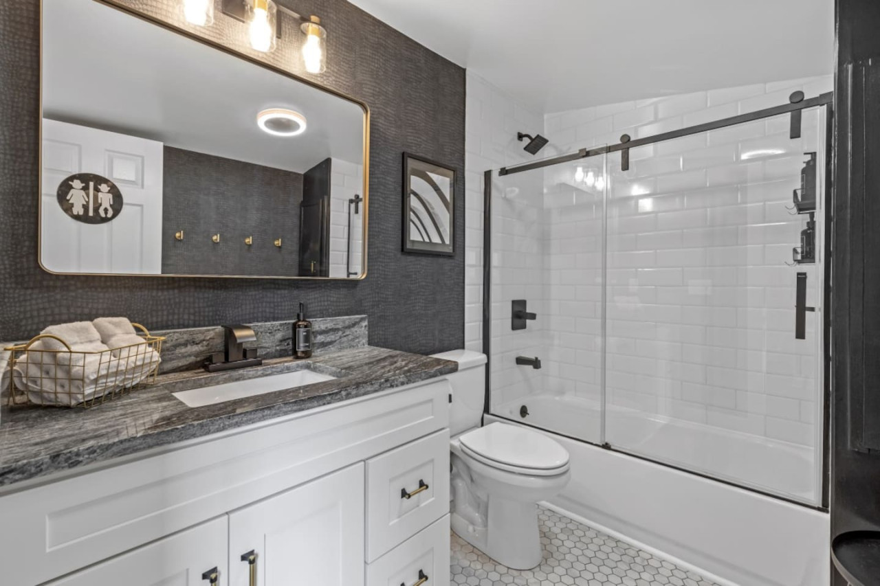 space-cowboy-firepit-huge-yard-close2downtown/