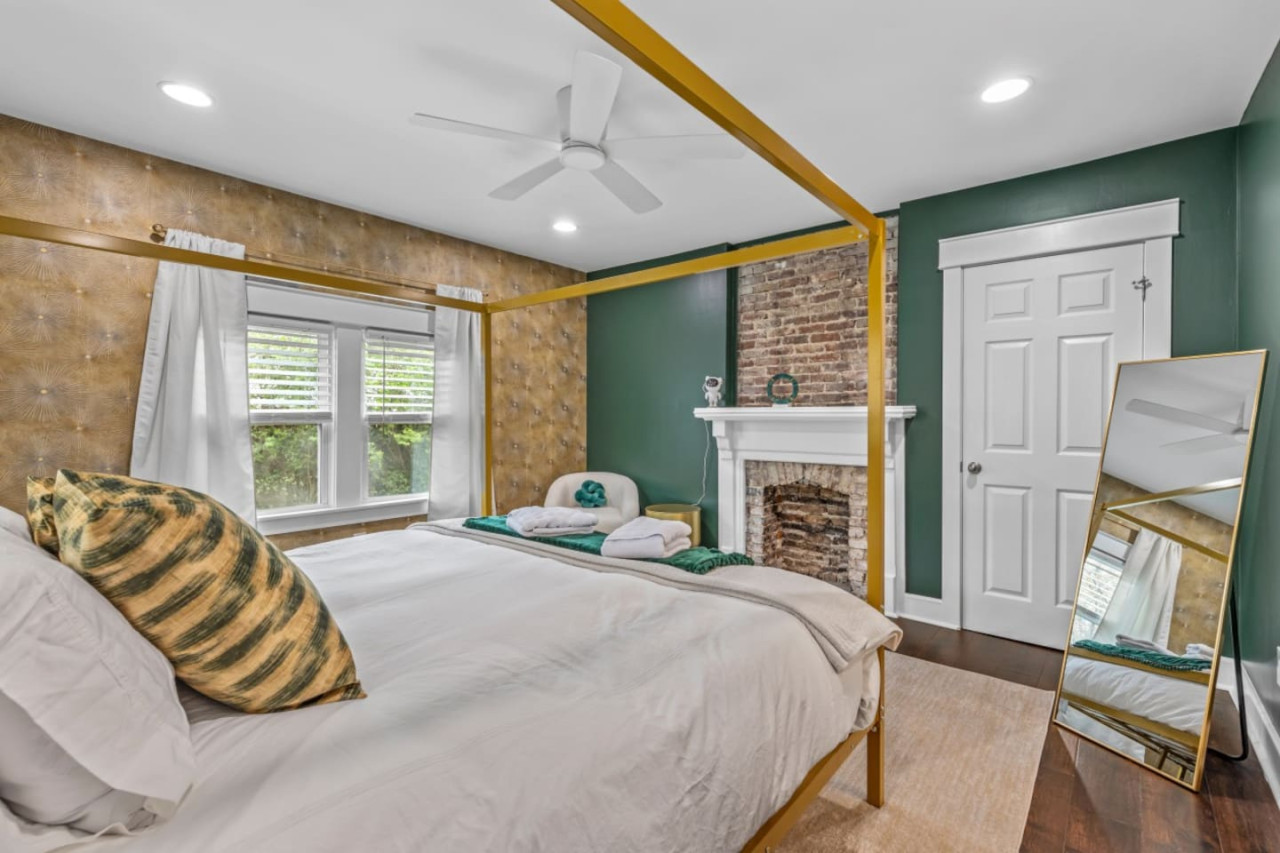 space-cowboy-firepit-huge-yard-close2downtown/