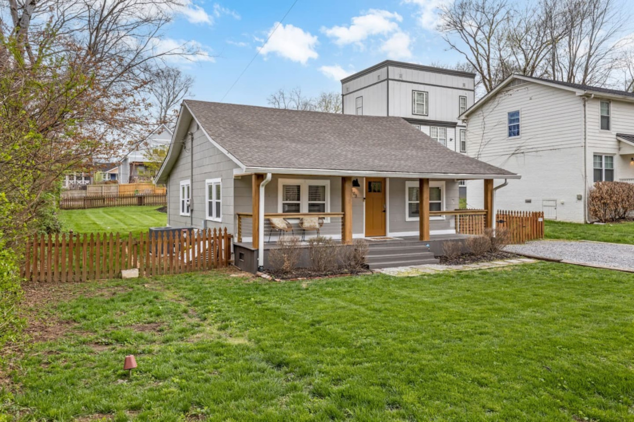 space-cowboy-firepit-huge-yard-close2downtown/